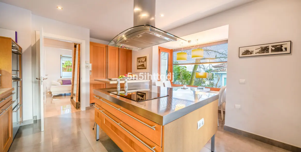 Продажа  отдельно стоящей виллы в Benahavís 13