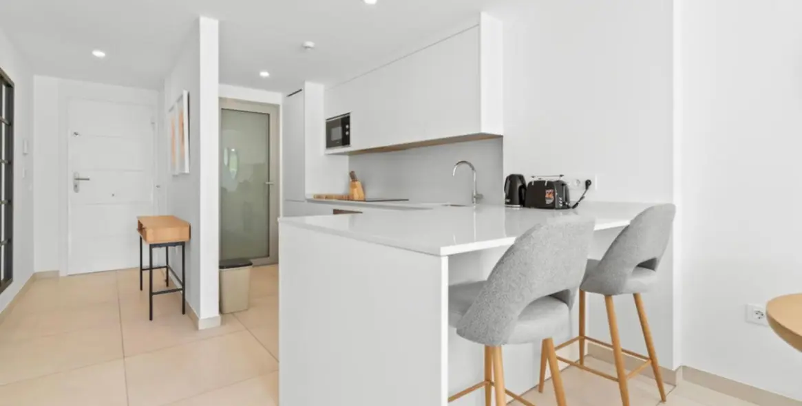 Short-term rent of middle floor apartment in Elviria 11