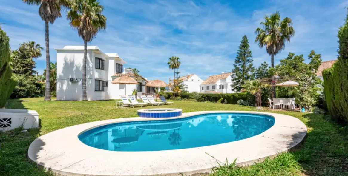 Long-term rent of detached villa in Estepona 1