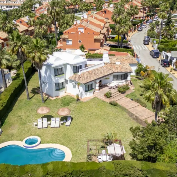 Long-term rent of detached villa in Estepona