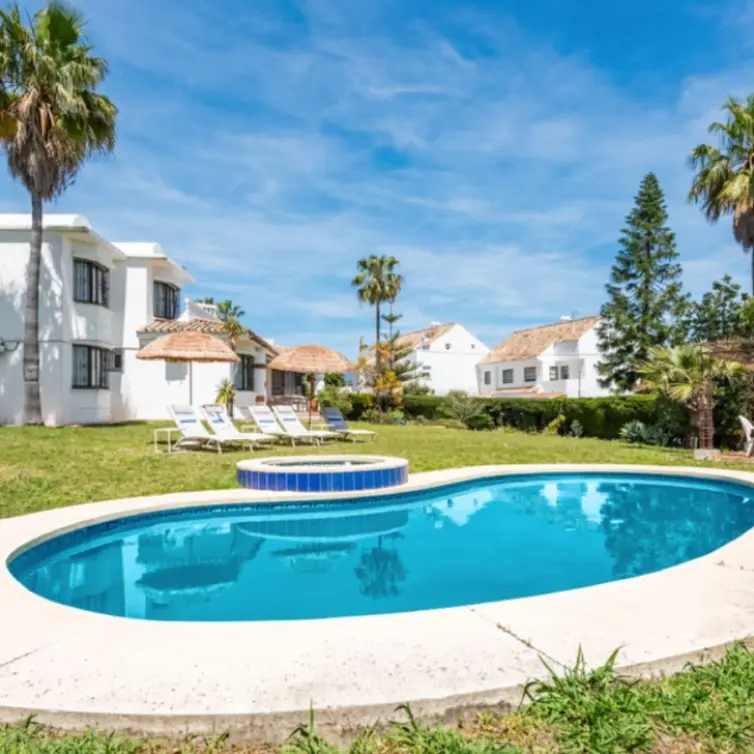 Long-term rent of detached villa in Estepona