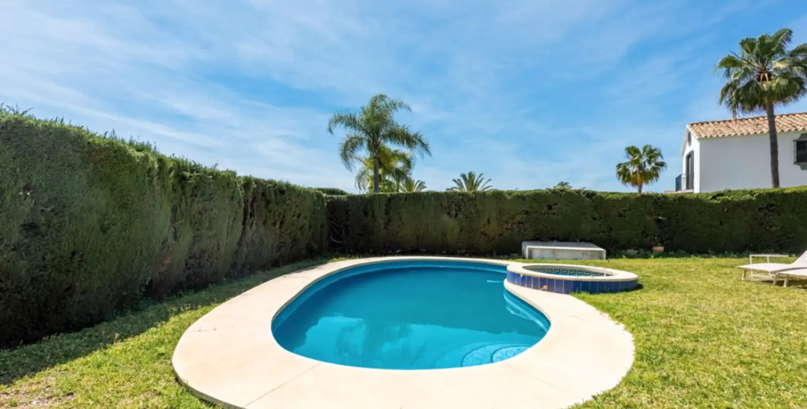 Long-term rent of detached villa in Estepona 12
