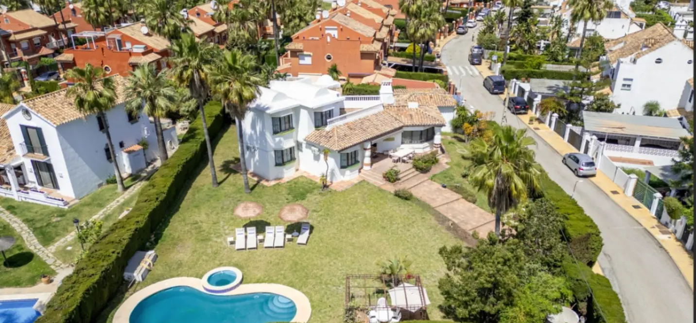 Краткосрочная аренда  отдельно стоящей виллы в Estepona 0
