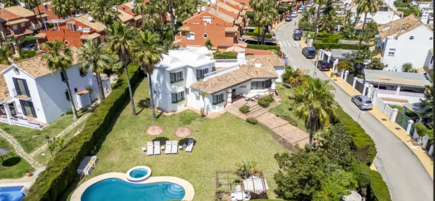 Alquiler a largo plazo de villa independiente en Estepona 0