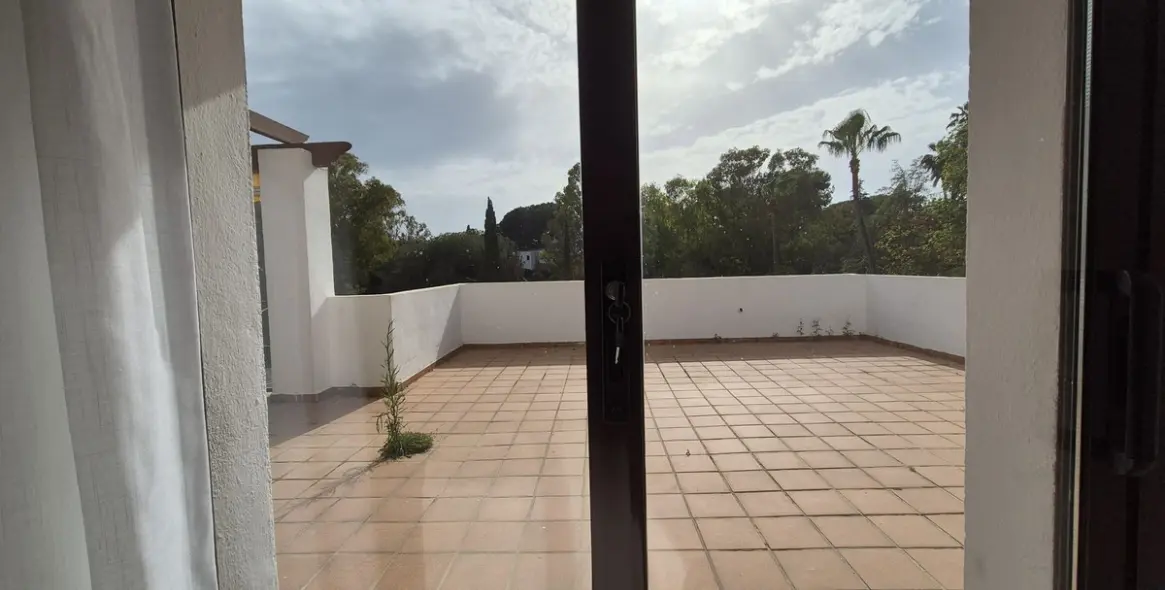 Long-term rent of middle floor apartment in Nagüeles 42