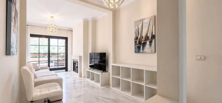 Продажа апартаментов на среднем этаже в Hacienda del Sol 0