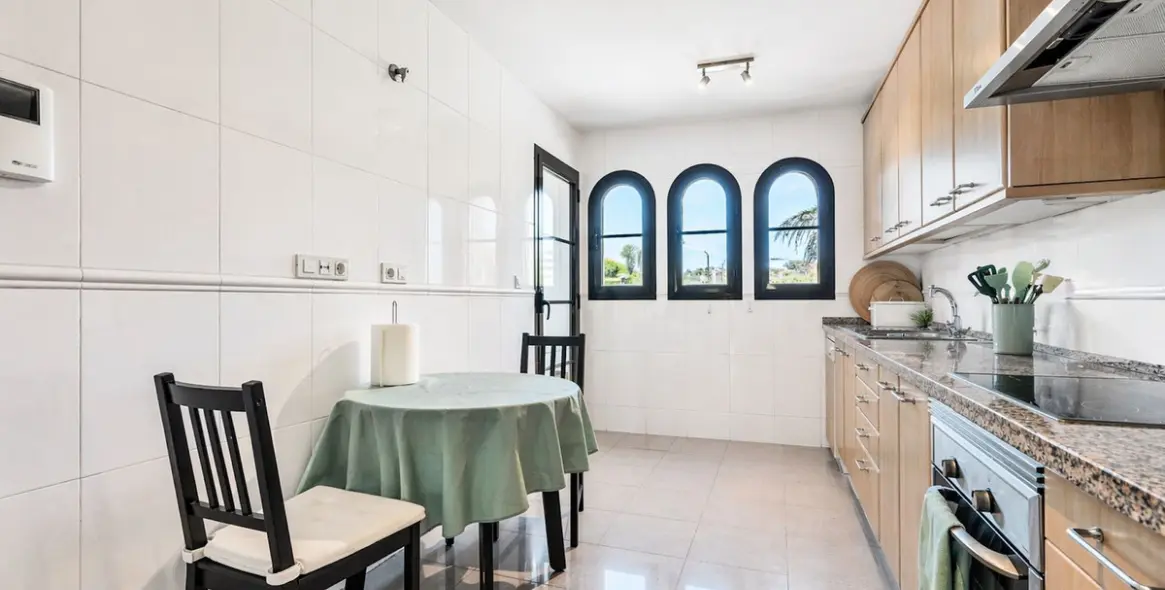 Продажа апартаментов на среднем этаже в Hacienda del Sol 7