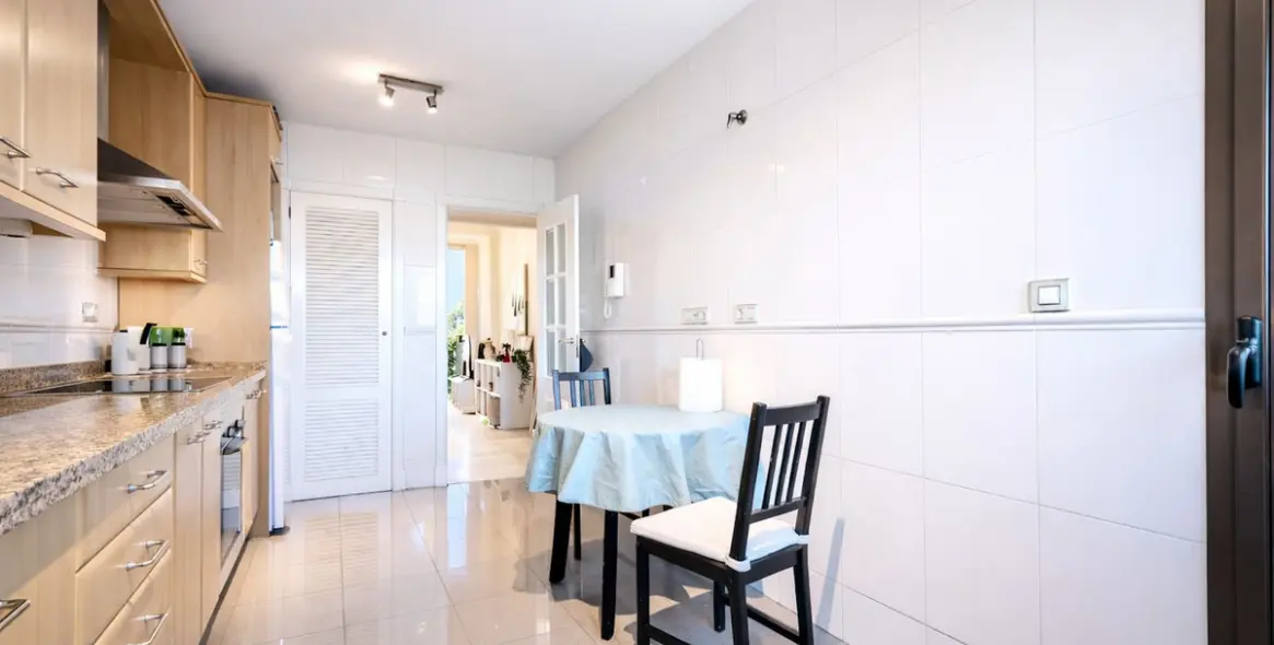 Продажа апартаментов на среднем этаже в Hacienda del Sol 8