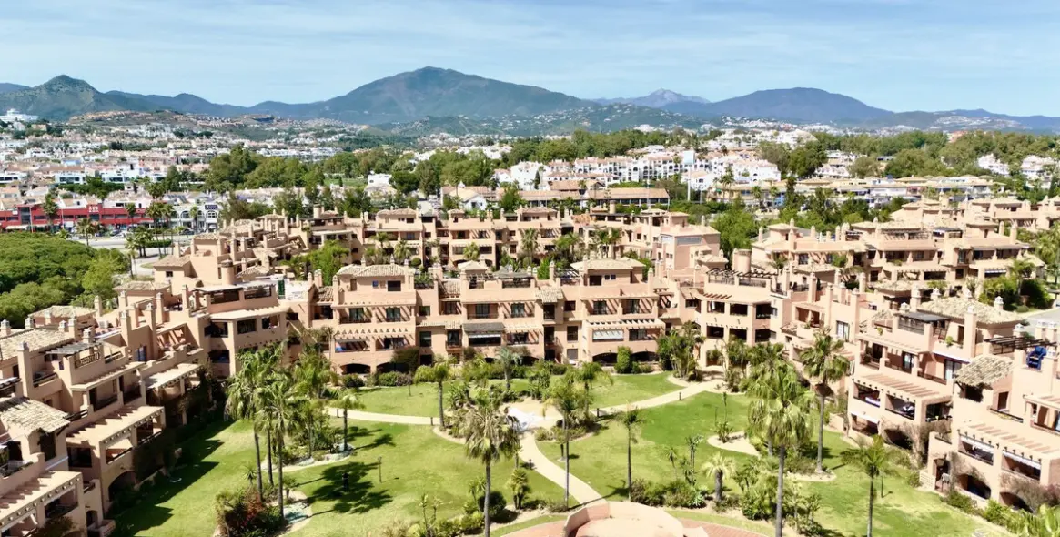 Продажа апартаментов на среднем этаже в Hacienda del Sol 21