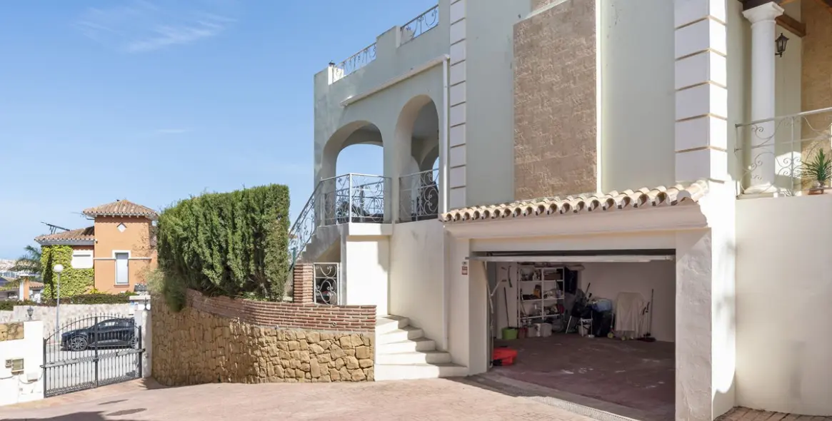 Продажа  отдельно стоящей виллы в Cerros del Aguila 6