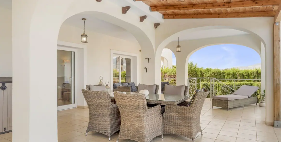 Продажа  отдельно стоящей виллы в Cerros del Aguila 15