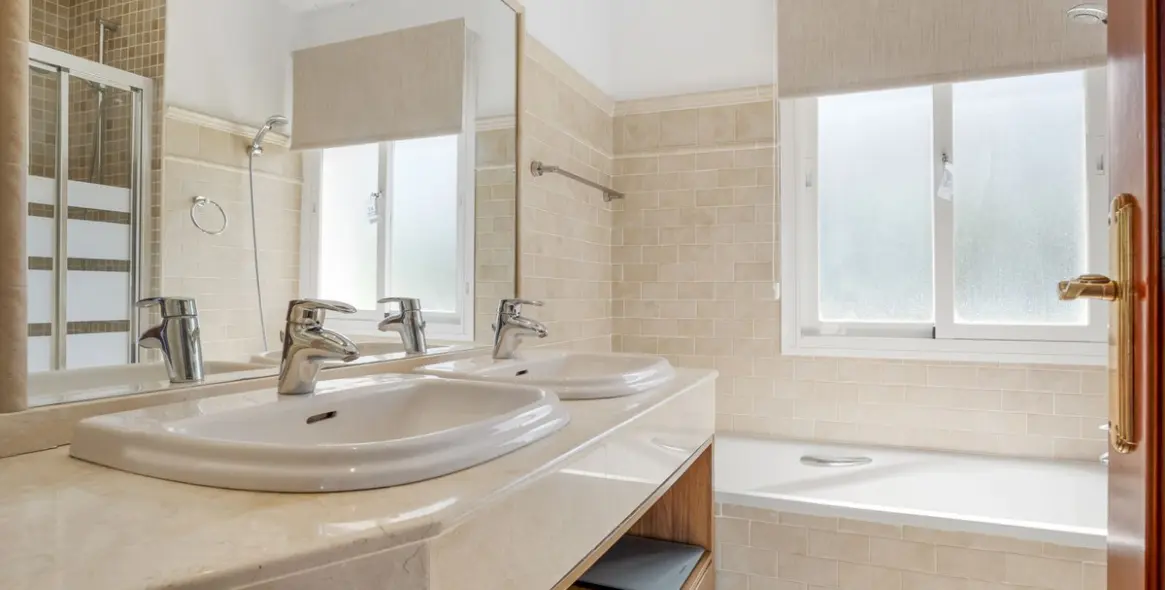 Продажа  отдельно стоящей виллы в Cerros del Aguila 24