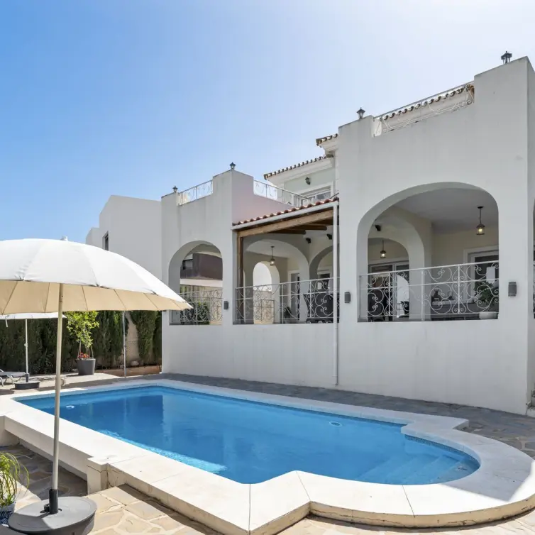 Sale of detached villa in Cerros del Aguila