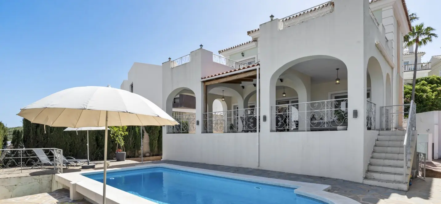 Sale of detached villa in Cerros del Aguila 0