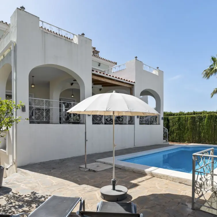 Sale of detached villa in Cerros del Aguila