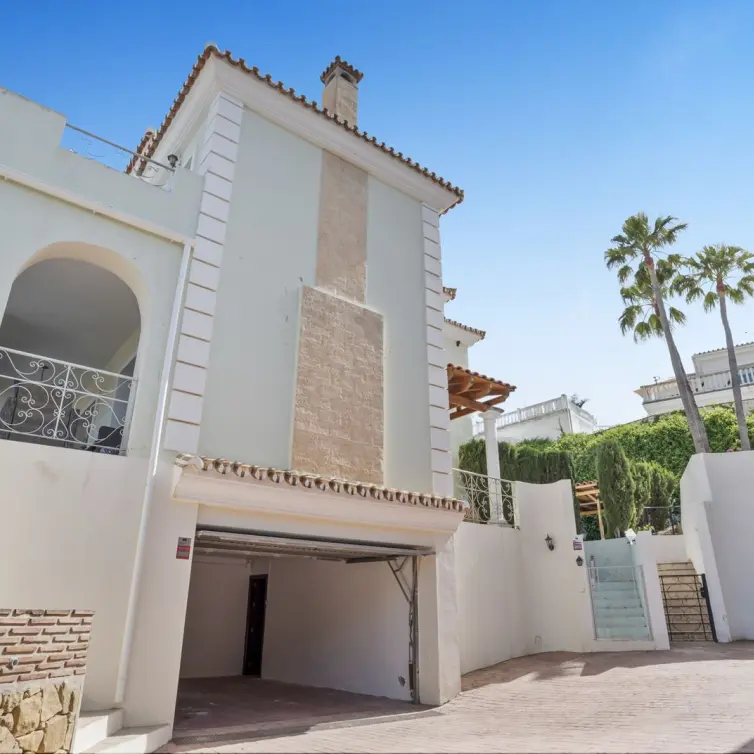 Sale of detached villa in Cerros del Aguila