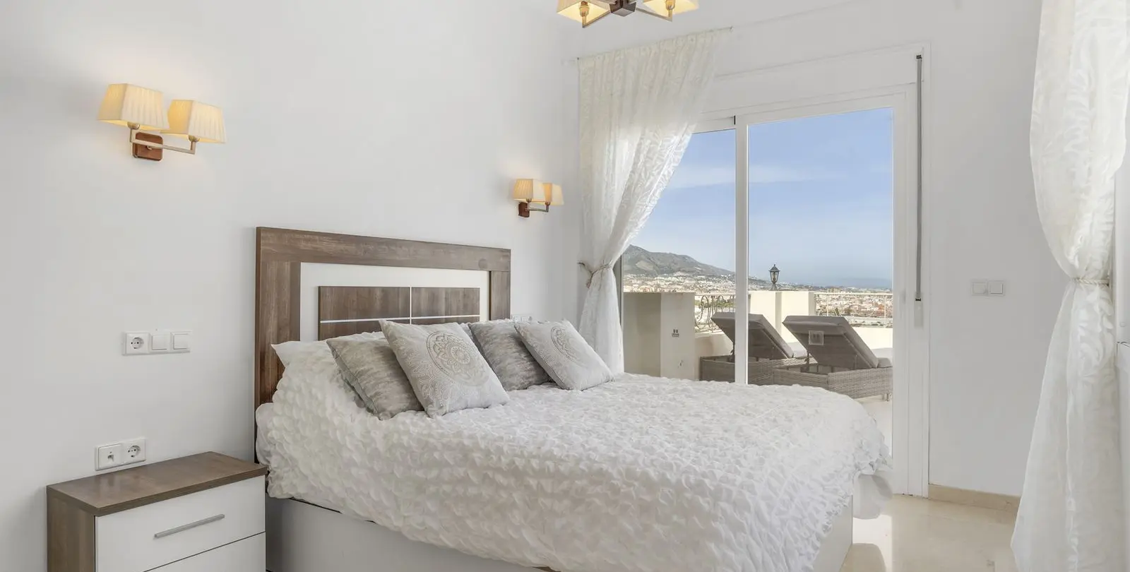 Venta de villa independiente en Cerros del Aguila 33