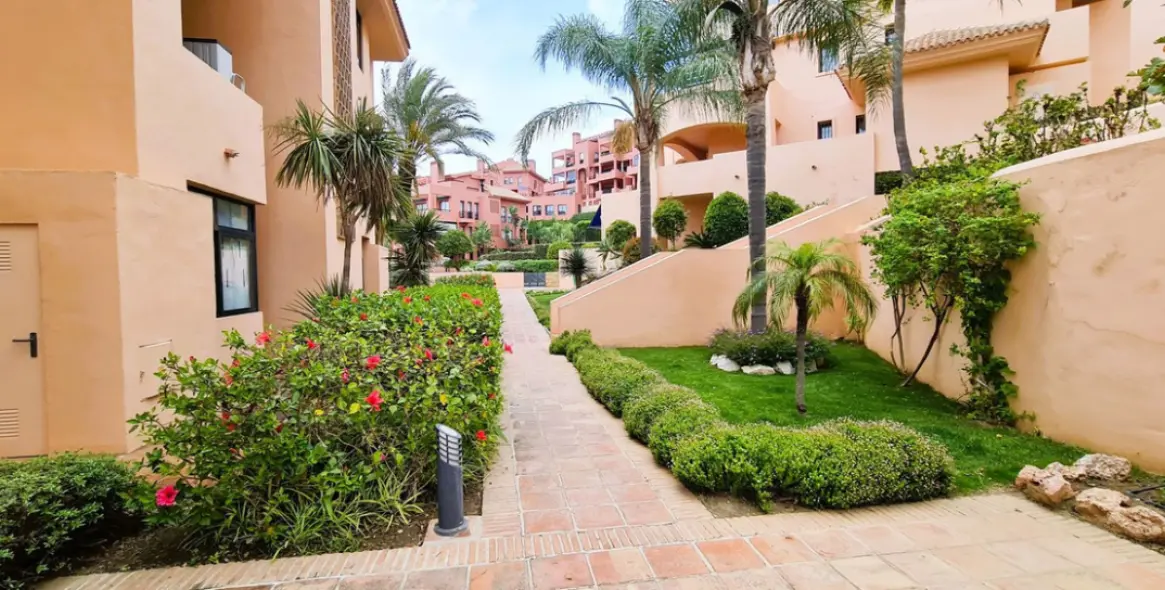 Sale of ground floor apartment in Calahonda 12