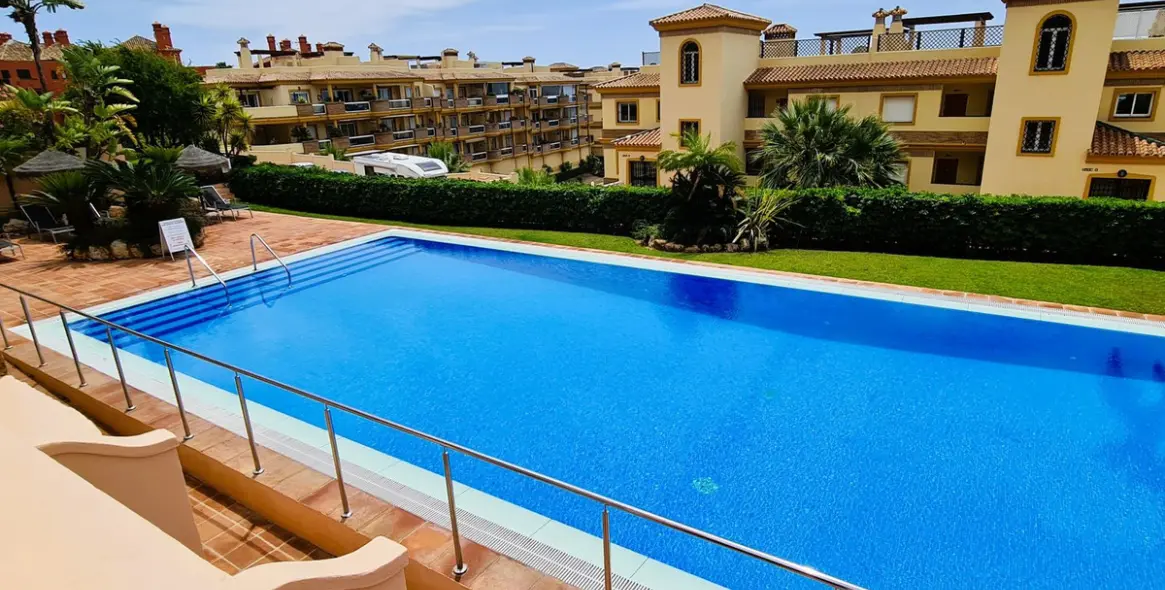 Sale of ground floor apartment in Calahonda 18