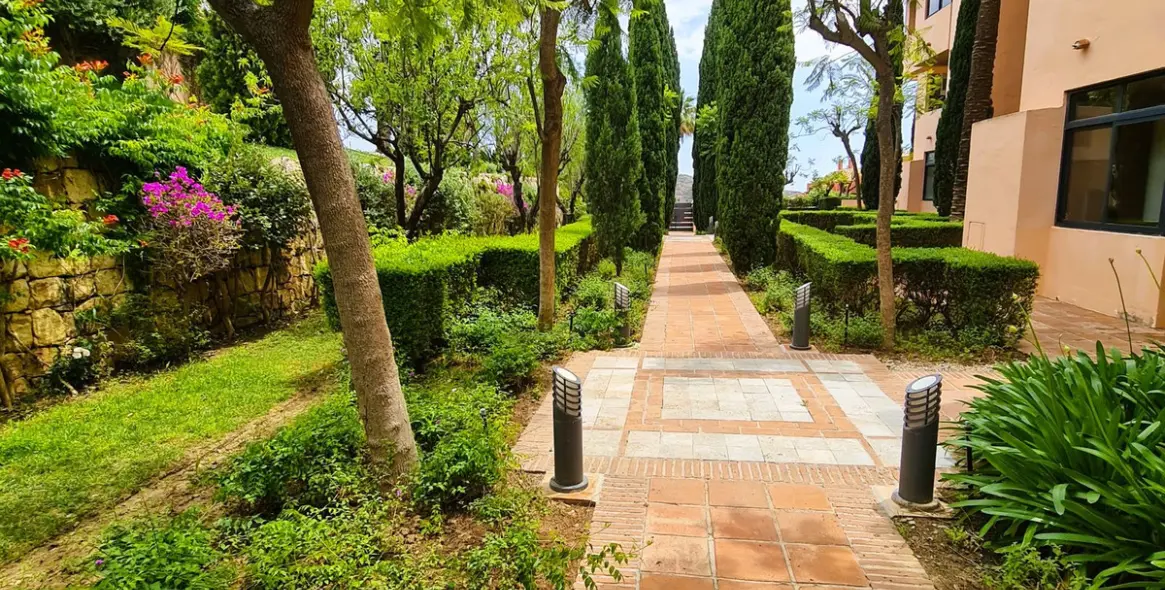 Sale of ground floor apartment in Calahonda 20
