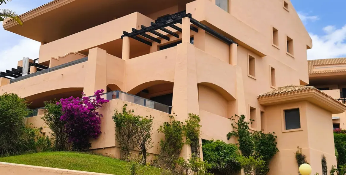 Sale of ground floor apartment in Calahonda 22