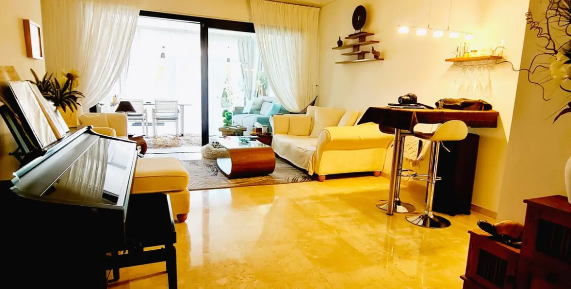 Sale of ground floor apartment in Calahonda 23
