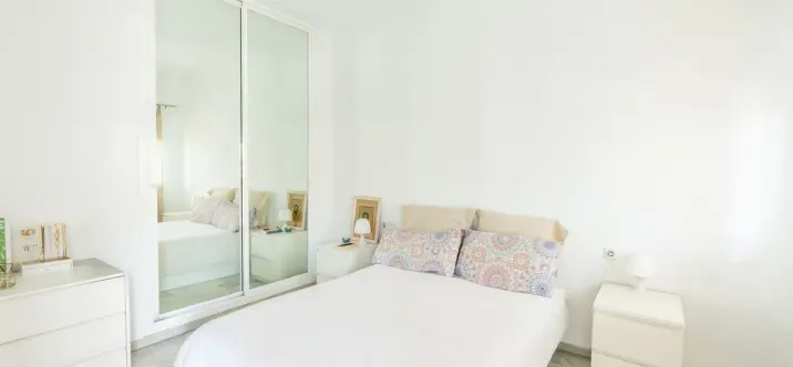 Venta de apartamento en planta media en Marbella 2