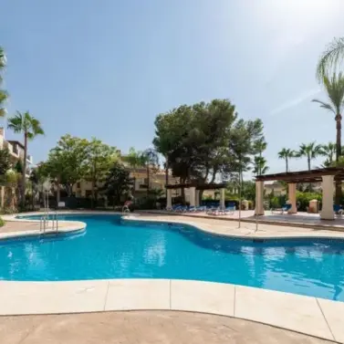 Продажа апартаментов на среднем этаже в Marbella