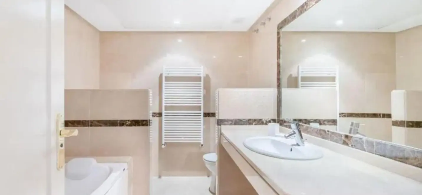 Sale of middle floor apartment in Marbella 2