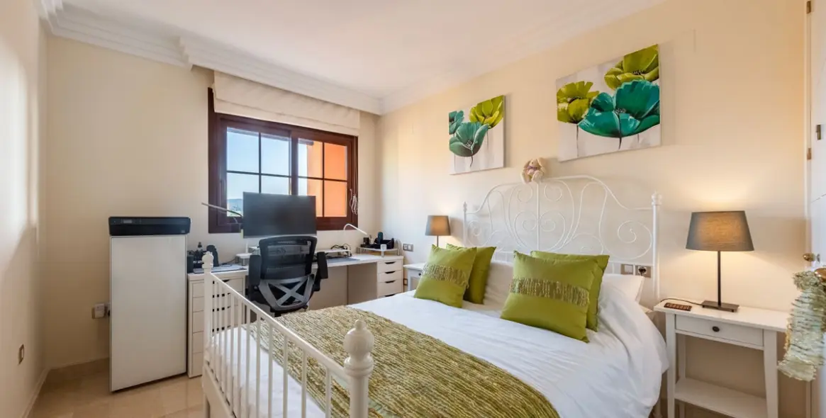 Sale of middle floor apartment in Benahavís 7