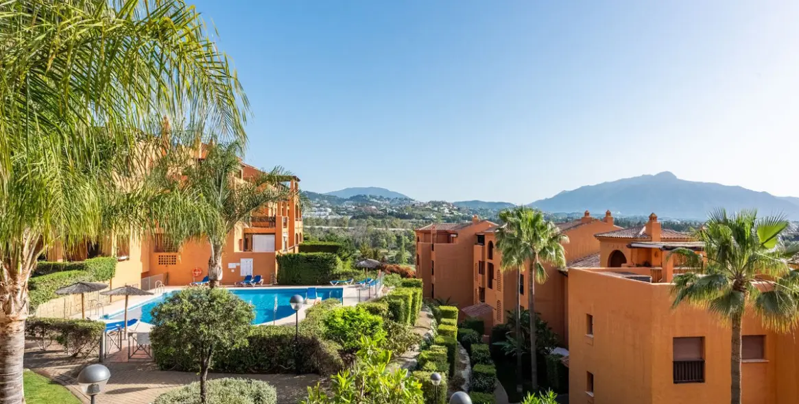 Sale of middle floor apartment in Benahavís 12