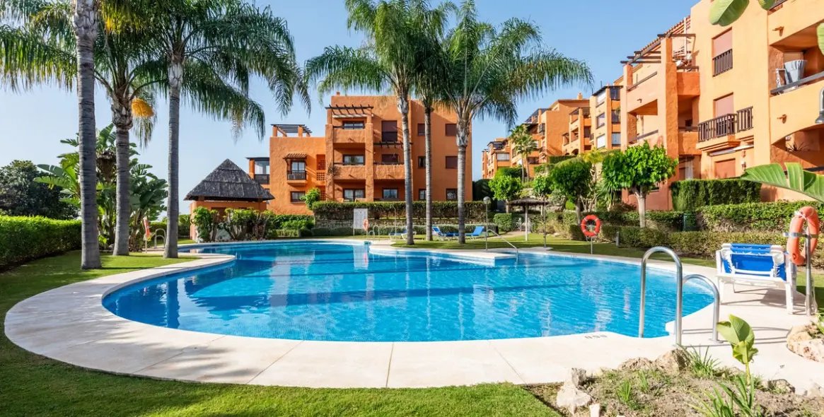 Sale of middle floor apartment in Benahavís 13