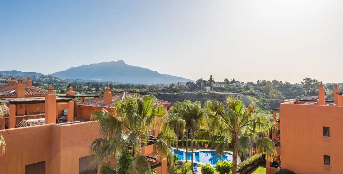 Sale of middle floor apartment in Benahavís 20