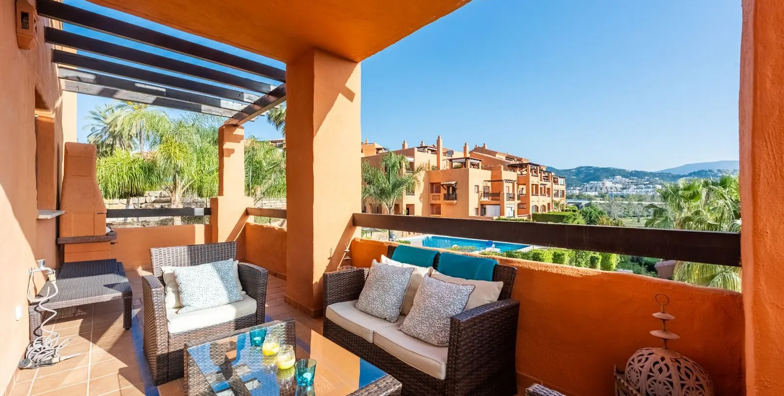 Sale of middle floor apartment in Benahavís 1