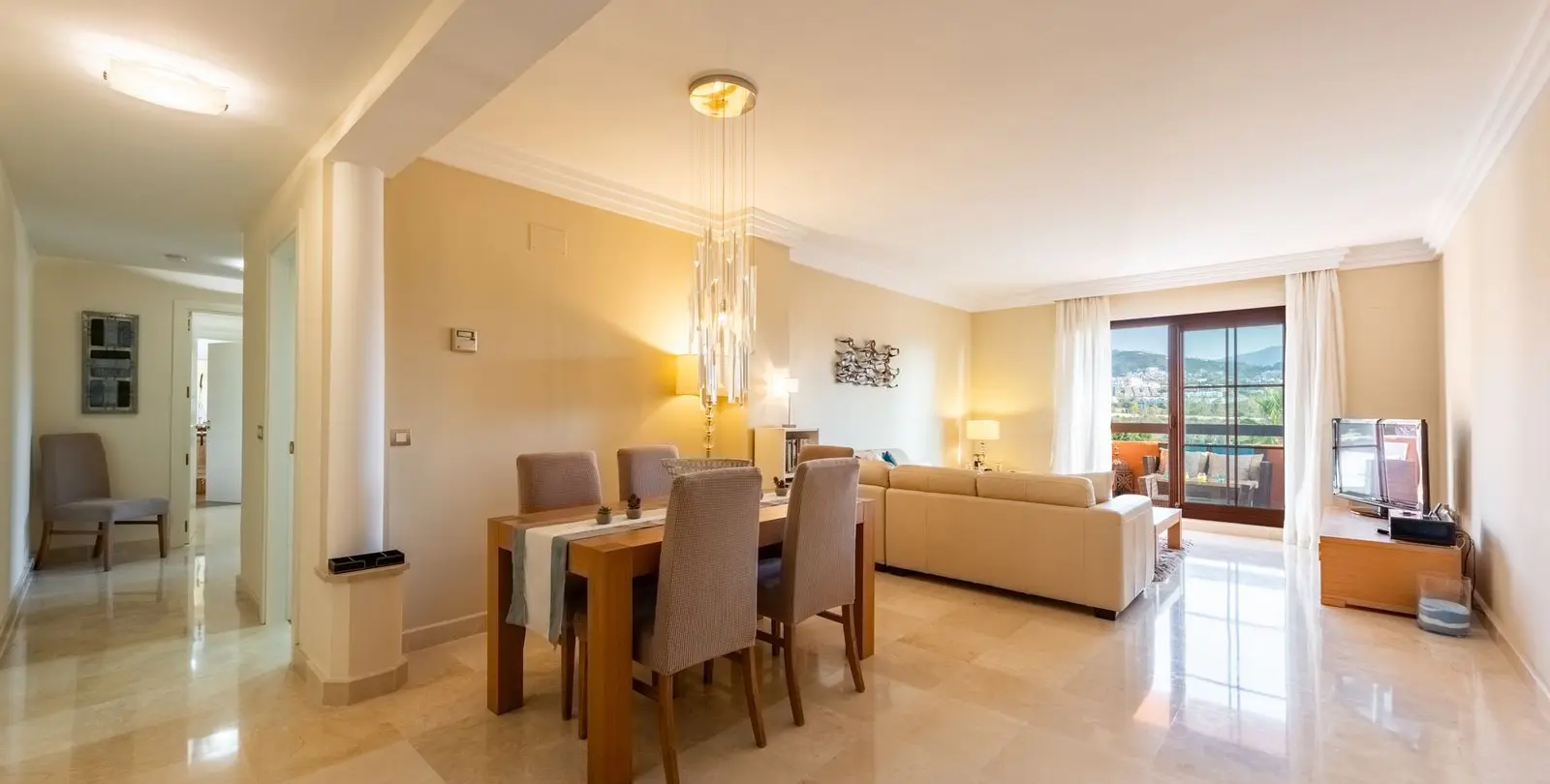 Sale of middle floor apartment in Benahavís 2