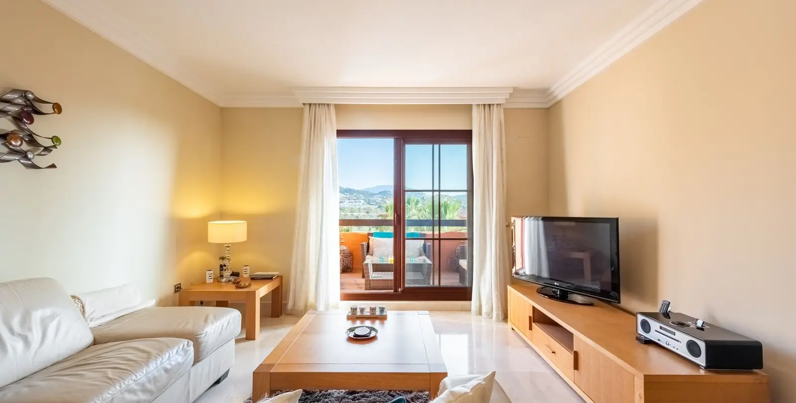 Sale of middle floor apartment in Benahavís 3