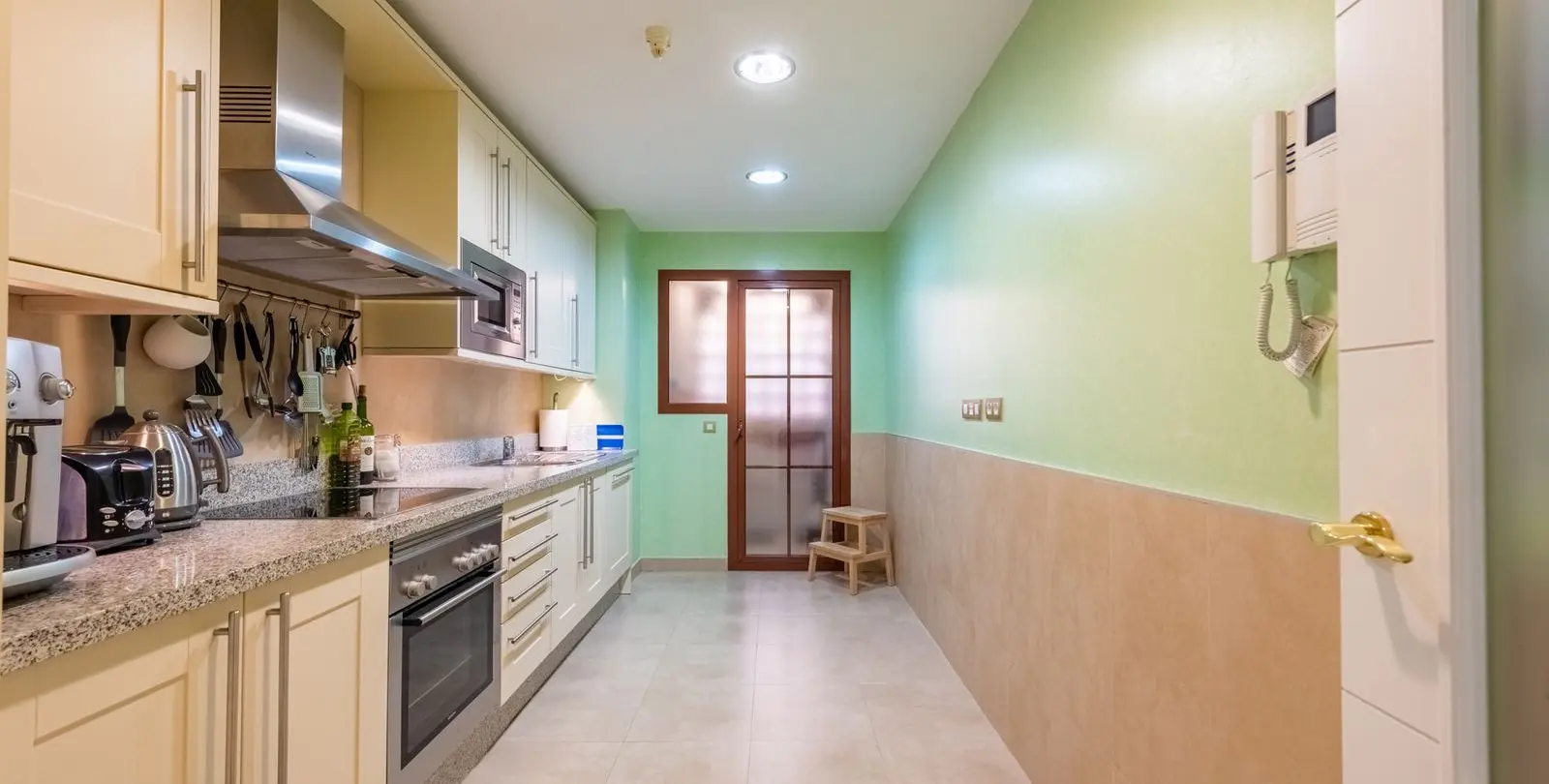 Sale of middle floor apartment in Benahavís 5