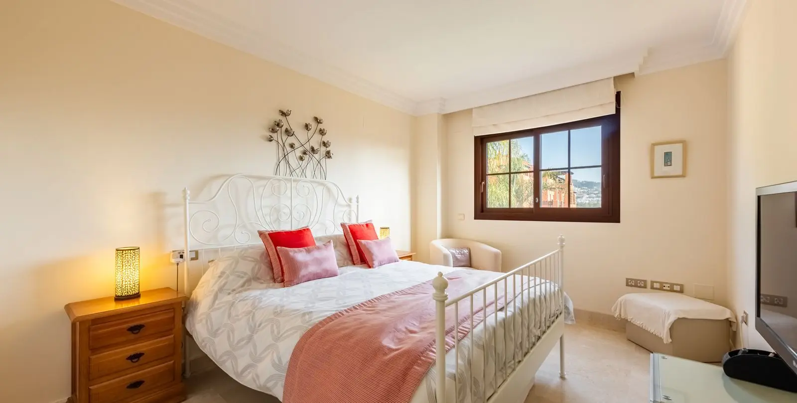 Sale of middle floor apartment in Benahavís 6