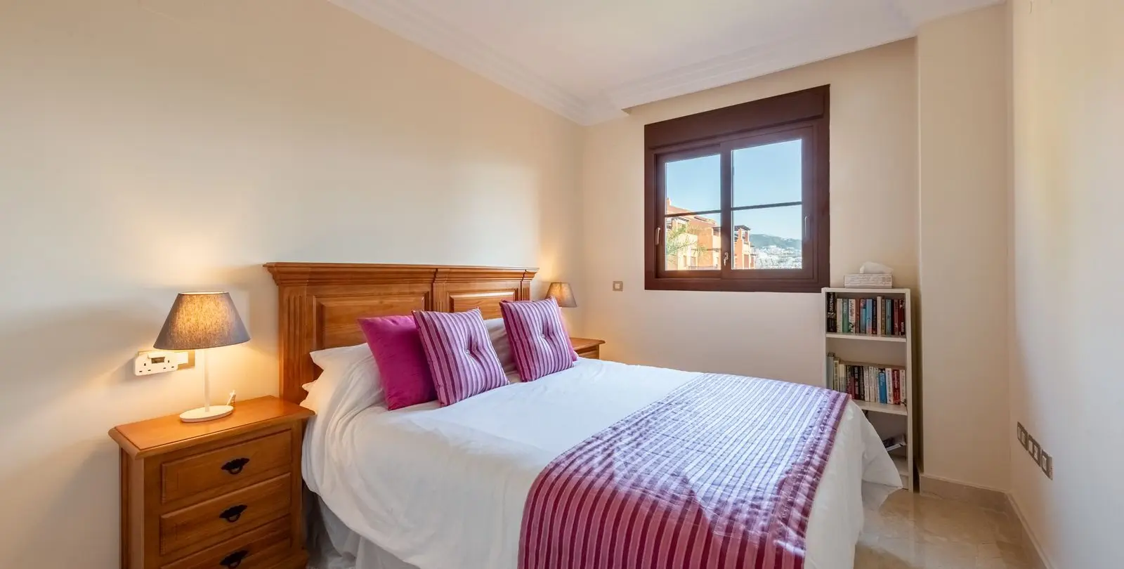 Sale of middle floor apartment in Benahavís 8