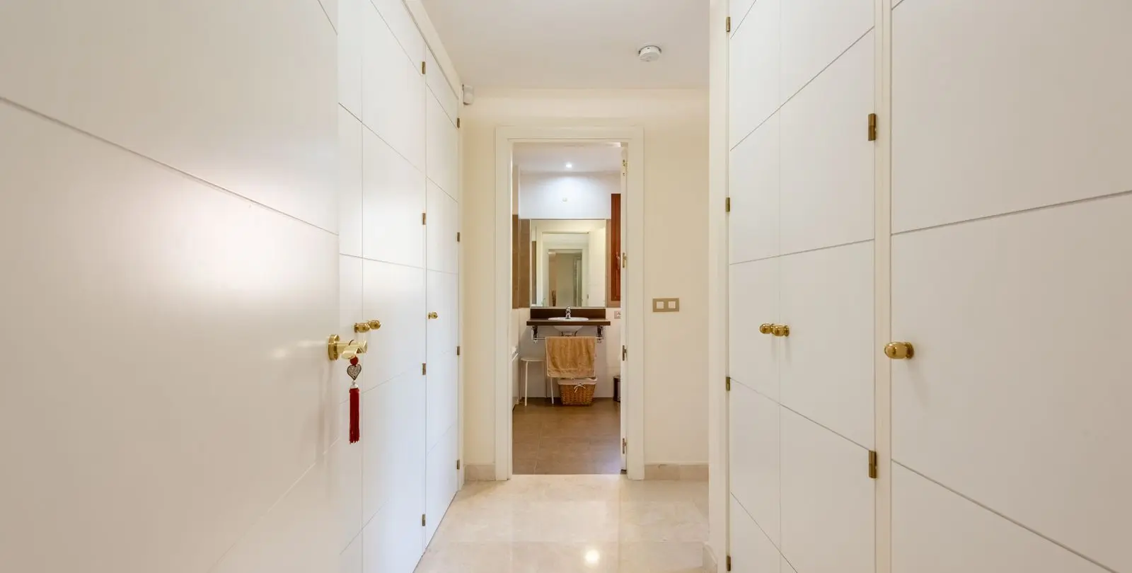 Sale of middle floor apartment in Benahavís 9