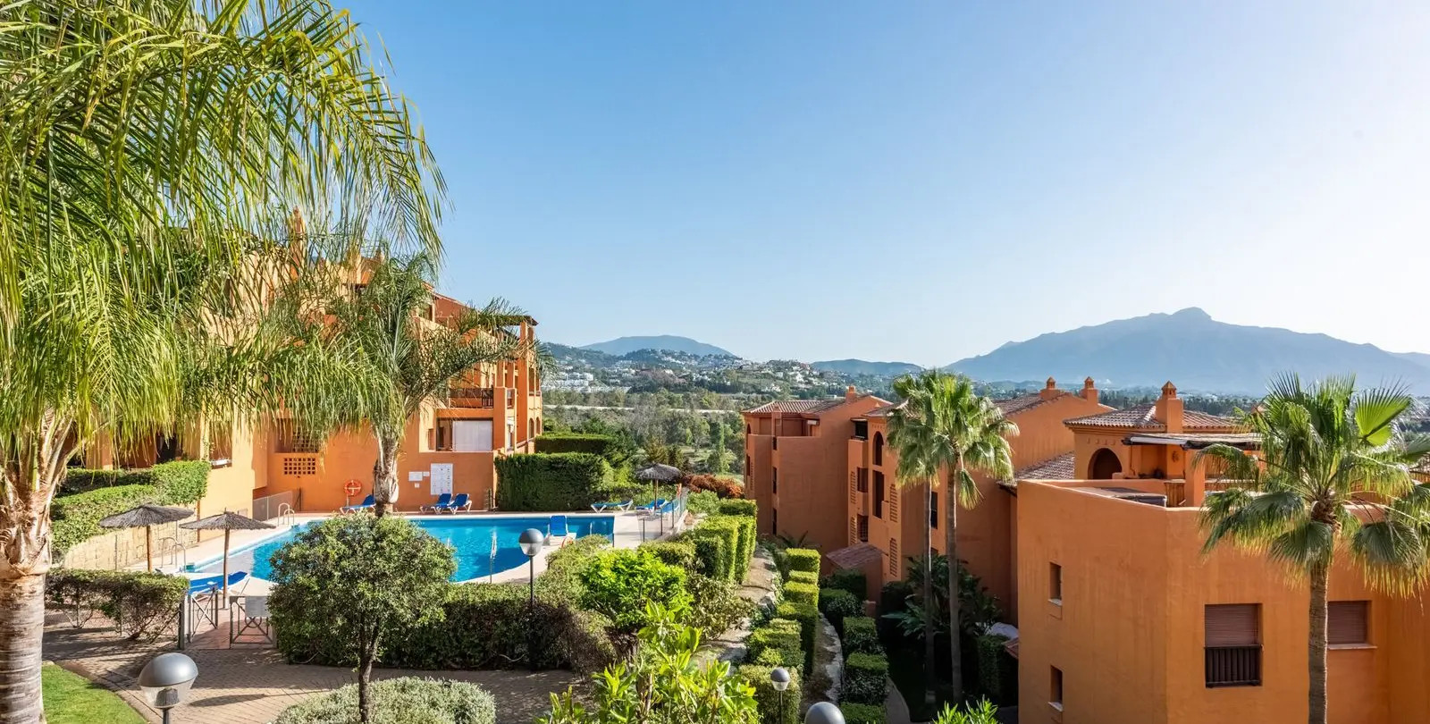 Sale of middle floor apartment in Benahavís 12