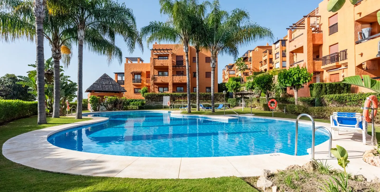 Sale of middle floor apartment in Benahavís 13