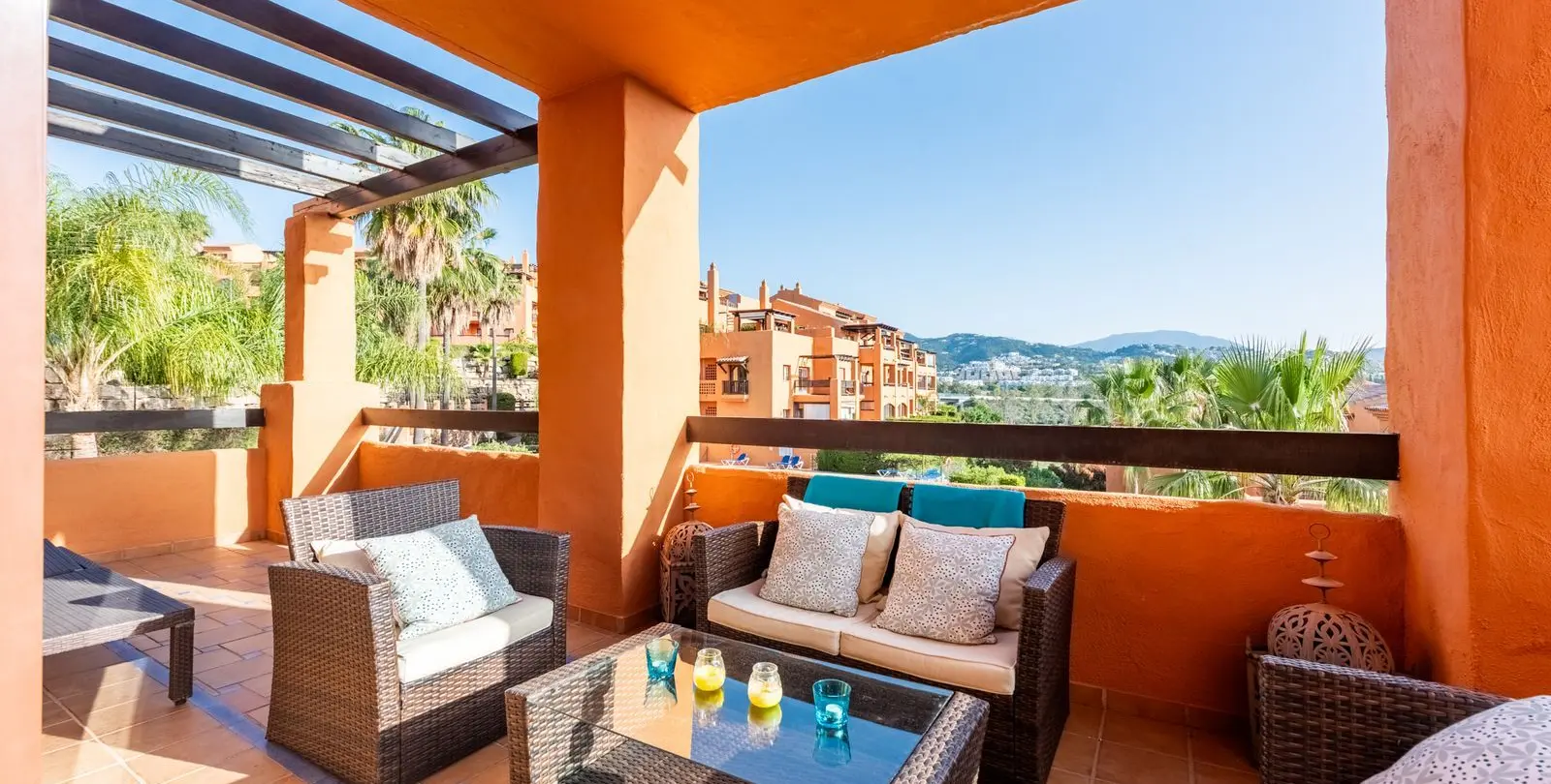 Sale of middle floor apartment in Benahavís 15