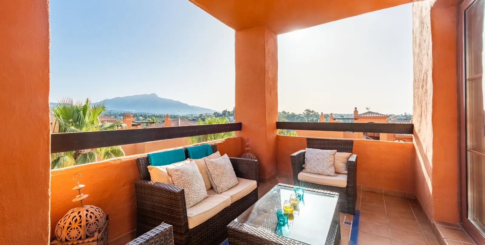Sale of middle floor apartment in Benahavís 16