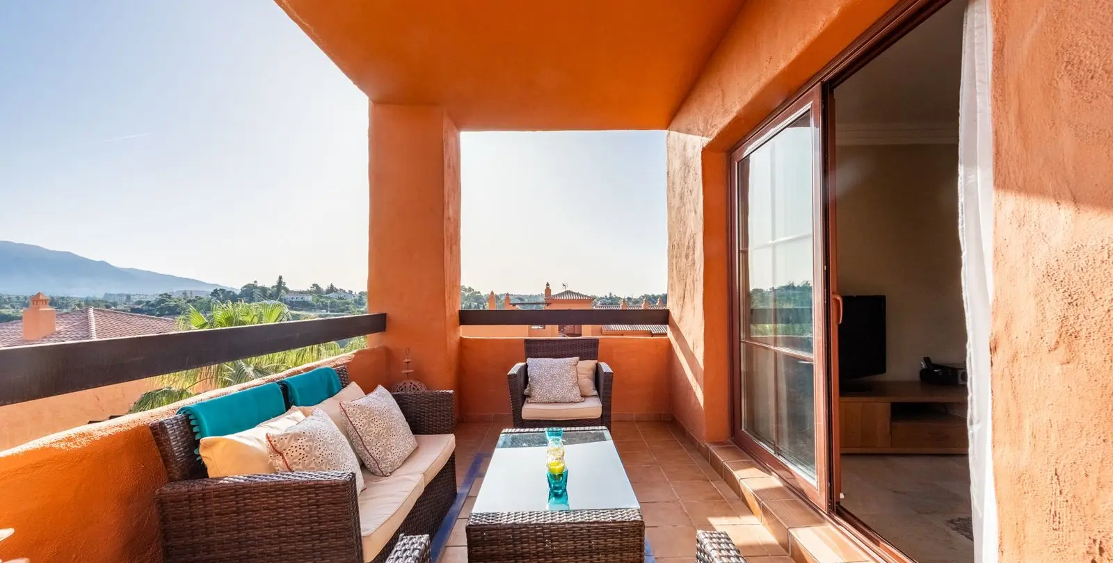 Sale of middle floor apartment in Benahavís 17