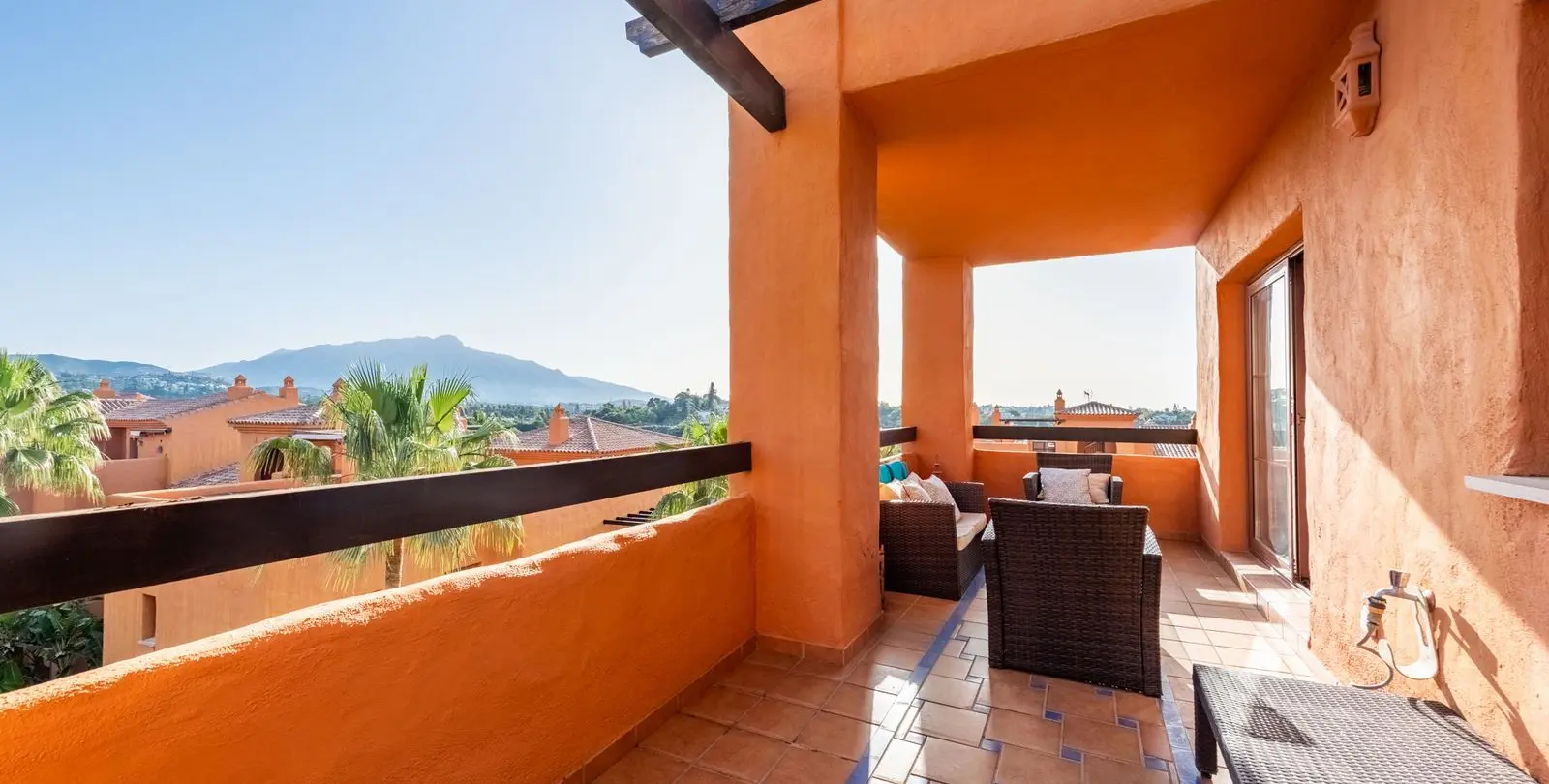 Sale of middle floor apartment in Benahavís 18