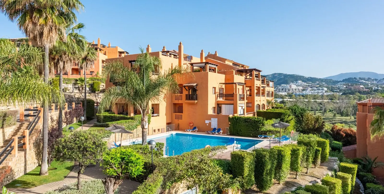 Sale of middle floor apartment in Benahavís 19