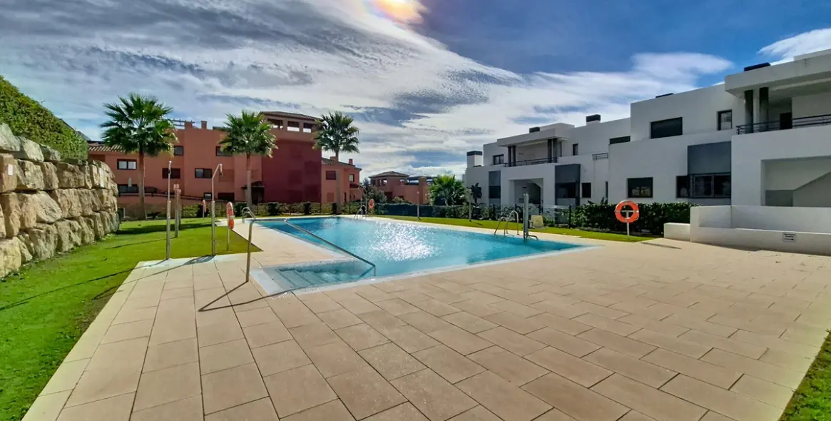 Продажа апартаментов на среднем этаже в Casares 22