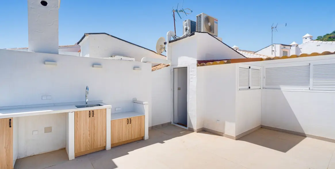 Sale of townhouse in Altos de los Monteros 26