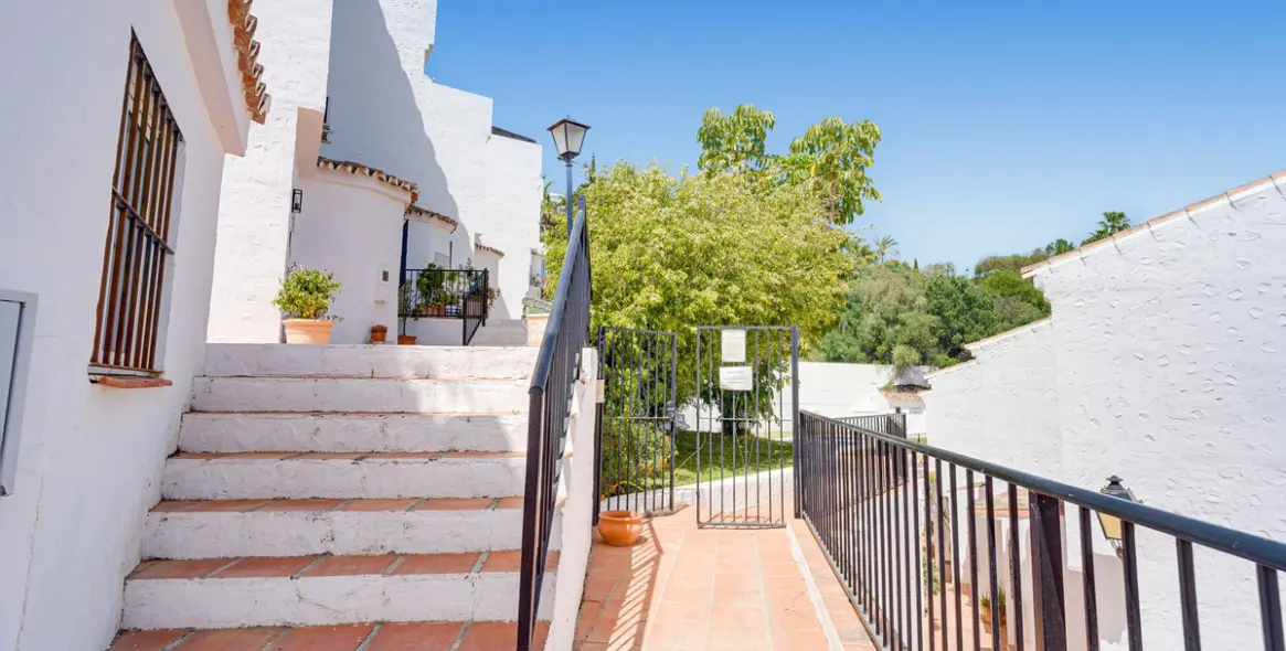 Sale of townhouse in Altos de los Monteros 28